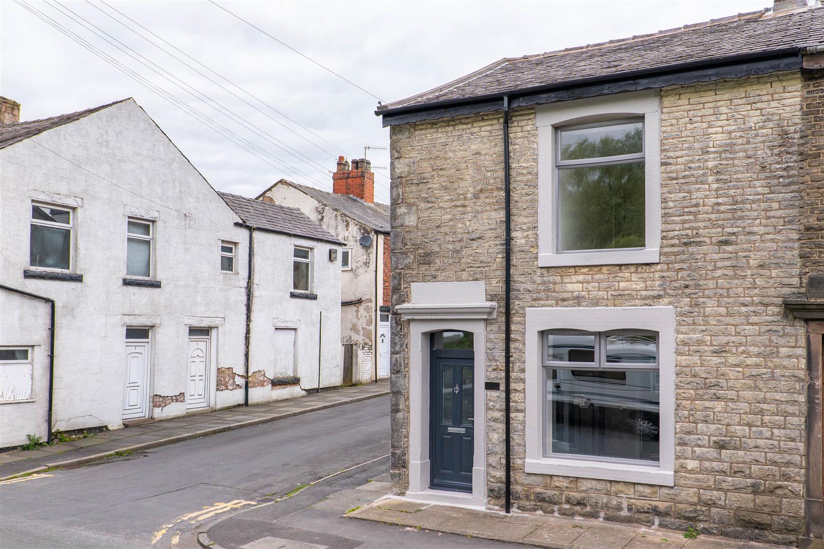3 bed property in Railway Road, Chorley
